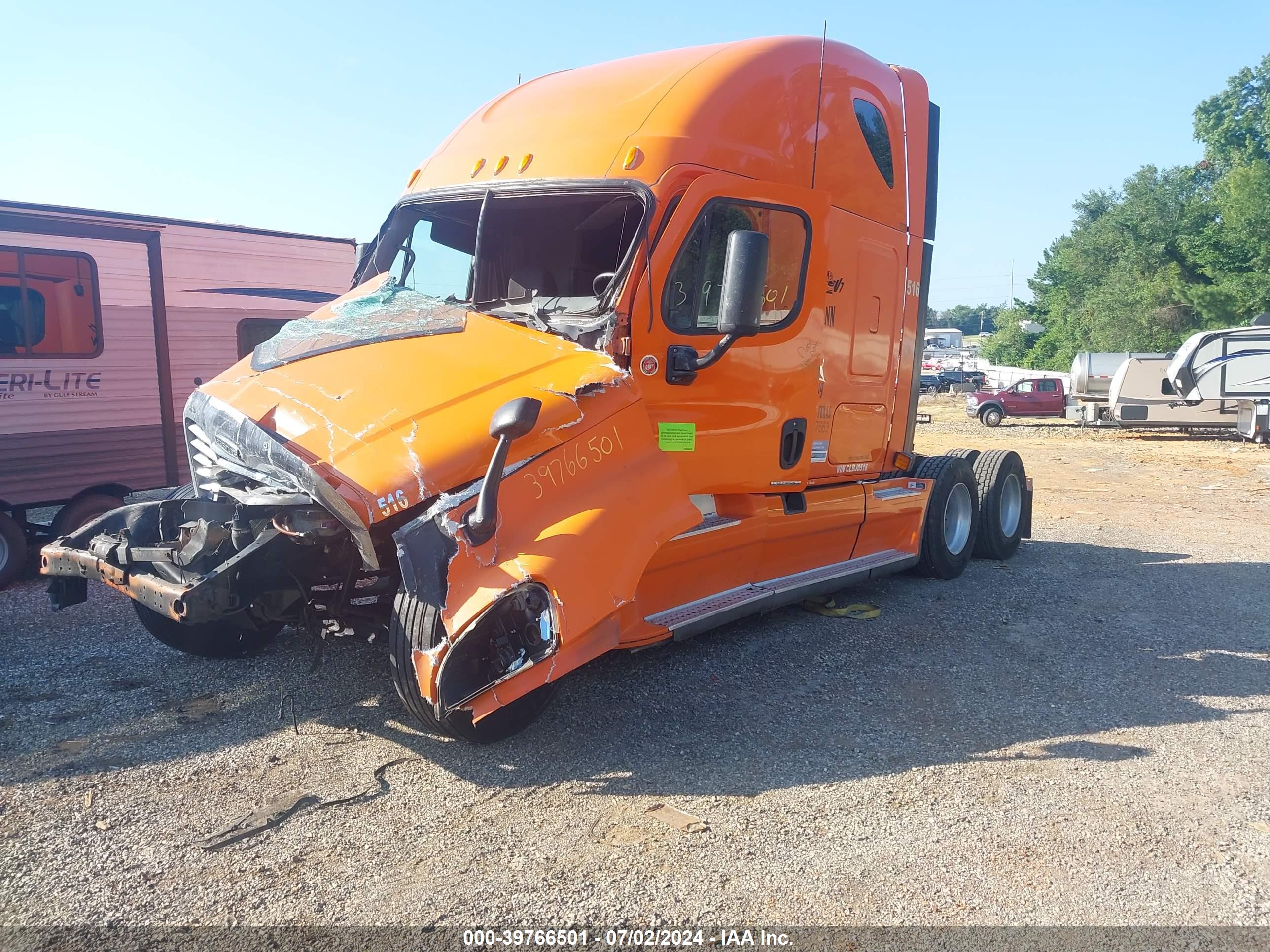 2012 FREIGHTLINER Cascadia — VIN 1FUJGLDR1CLBJ0516 — photo 2